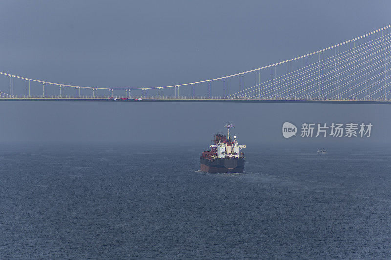 土耳其伊斯坦布尔beykoz附近的bosphorus yavuz sultan selim桥下的一艘工业船